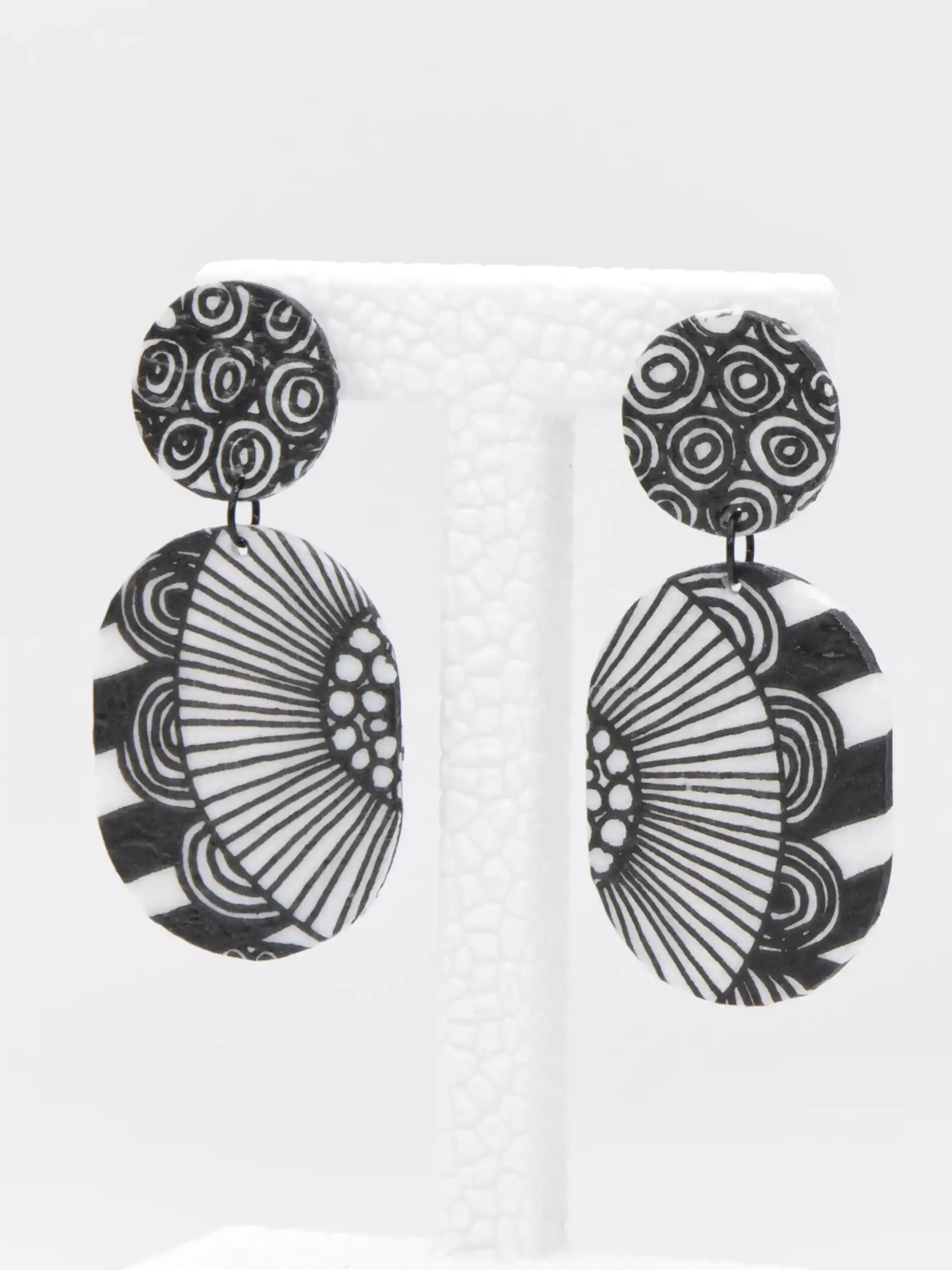 Black-and-white patterned double-disc dangling earrings