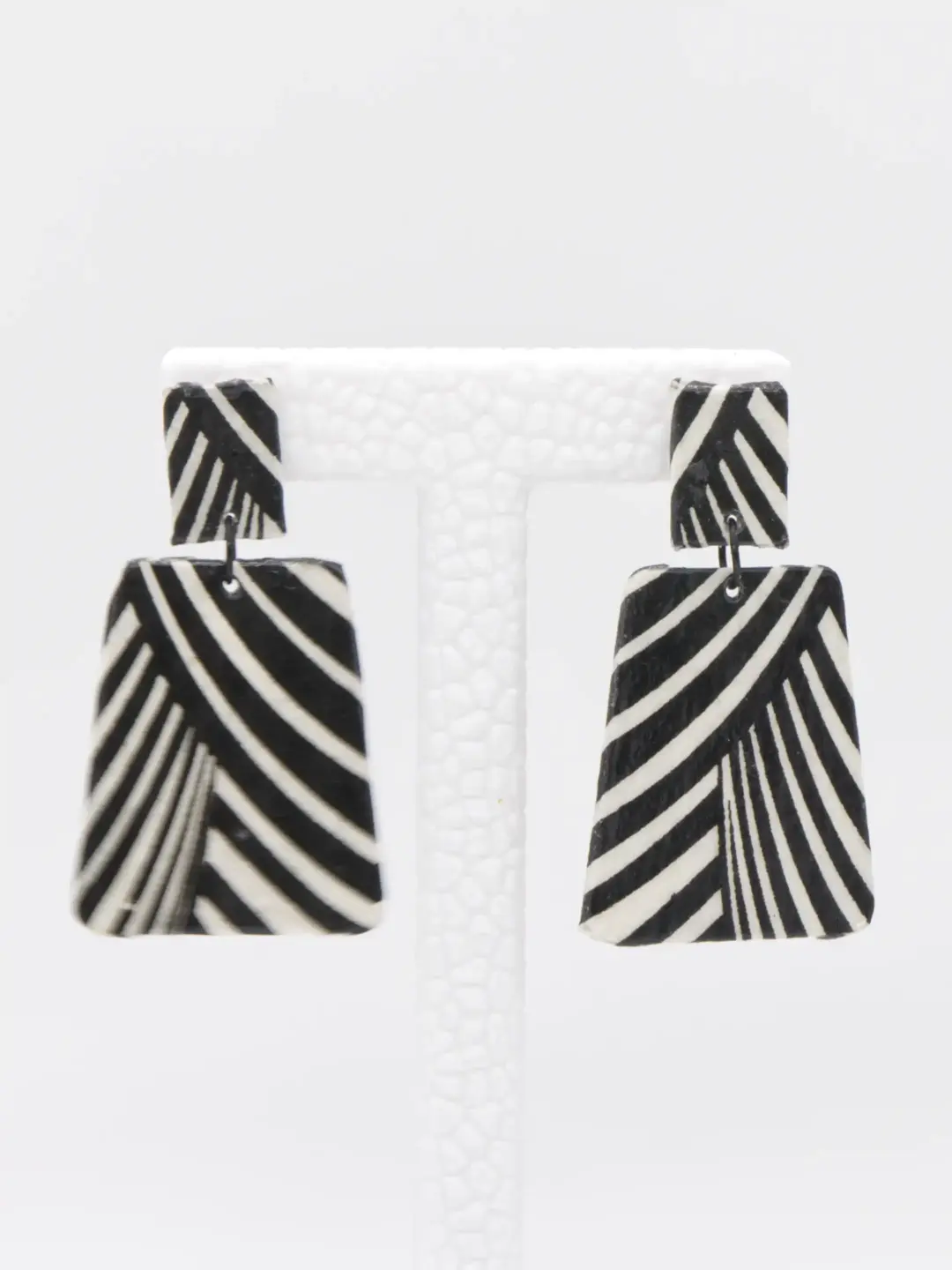 Black and white geometric patterned dangling earrings