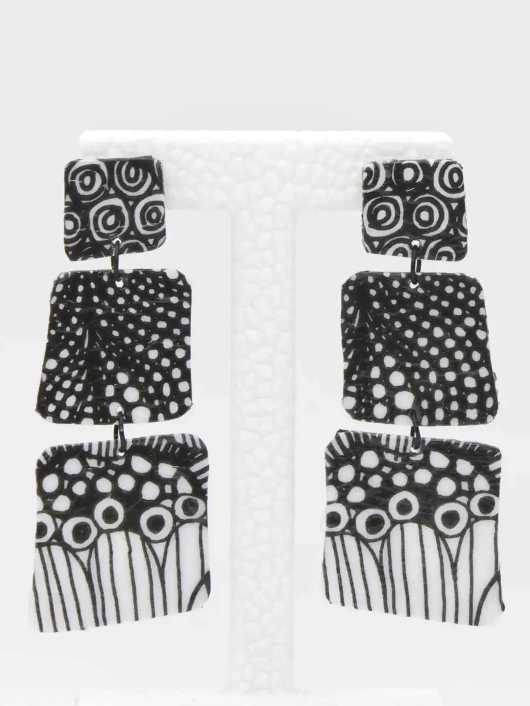 Black-and-white patterned three-tier dangling earrings