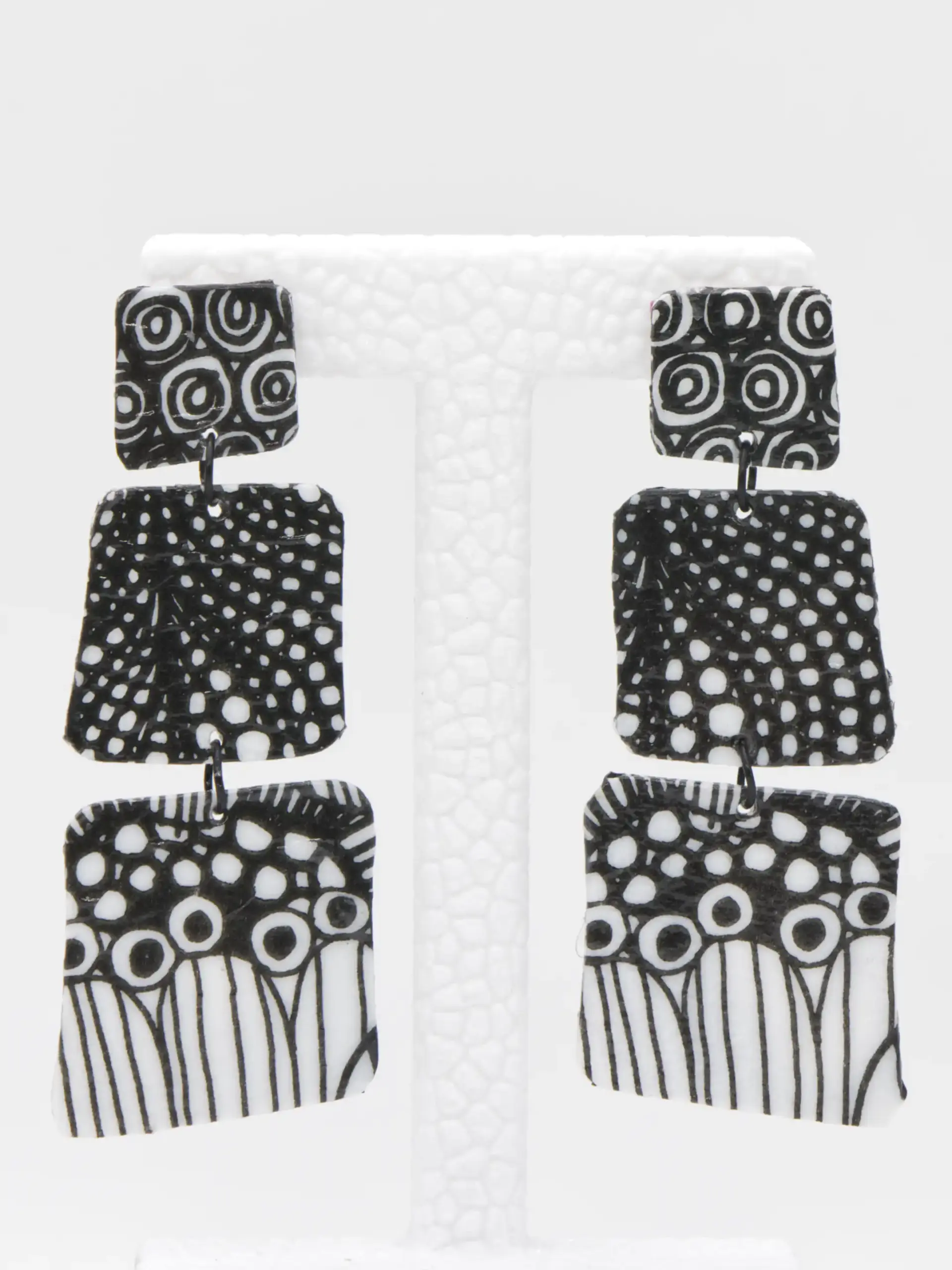 Black-and-white patterned three-tier dangling earrings