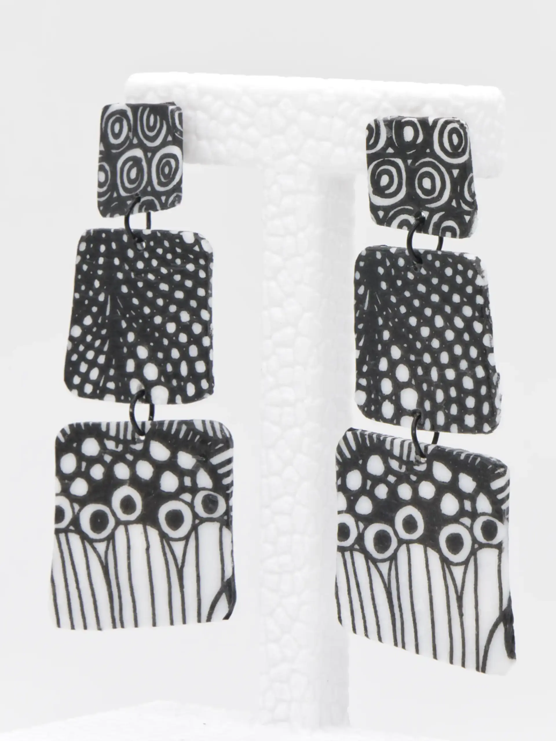 Black-and-white patterned geometric dangle earrings