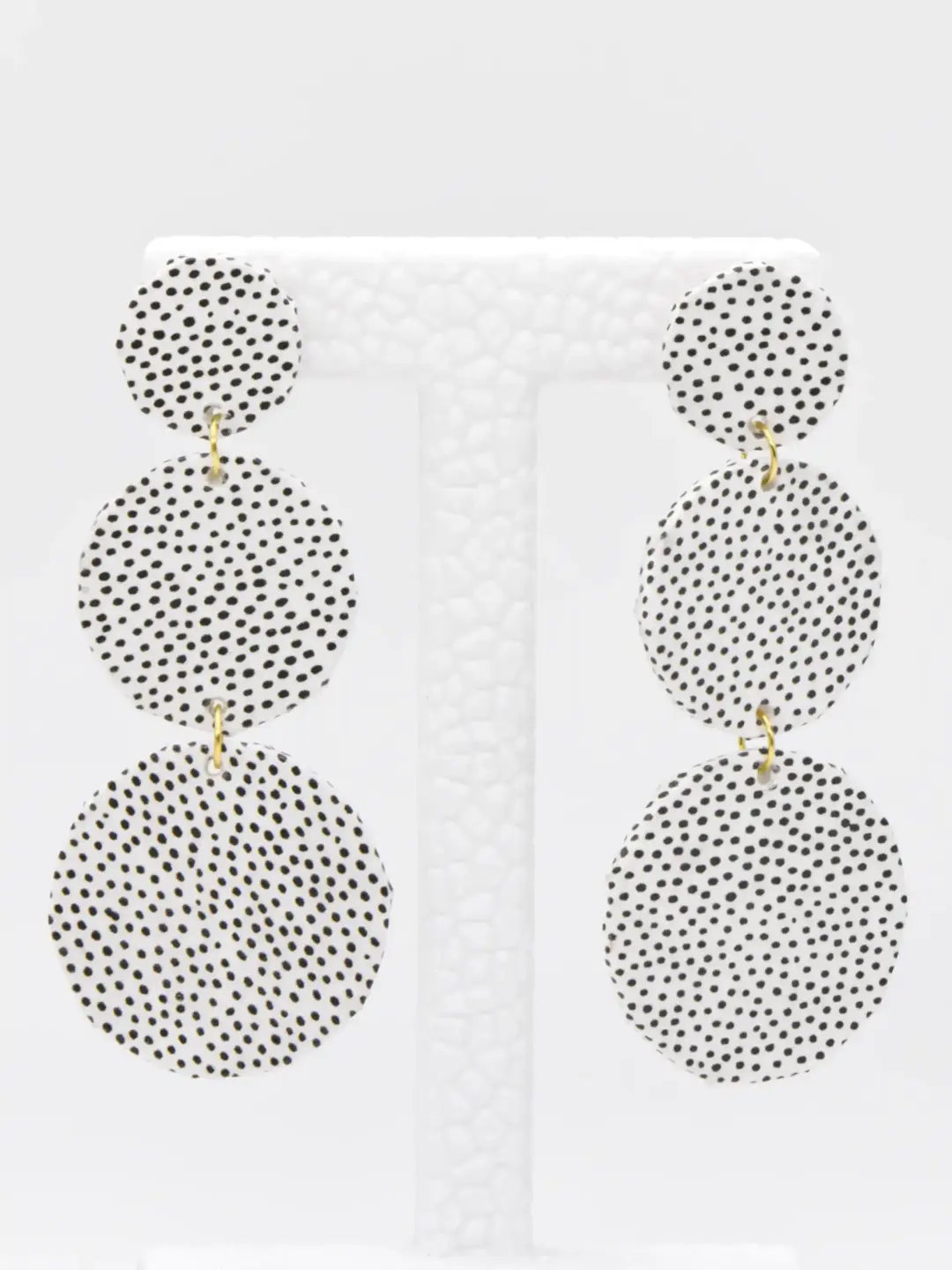 White black-dotted three-tier dangling earrings with gold links